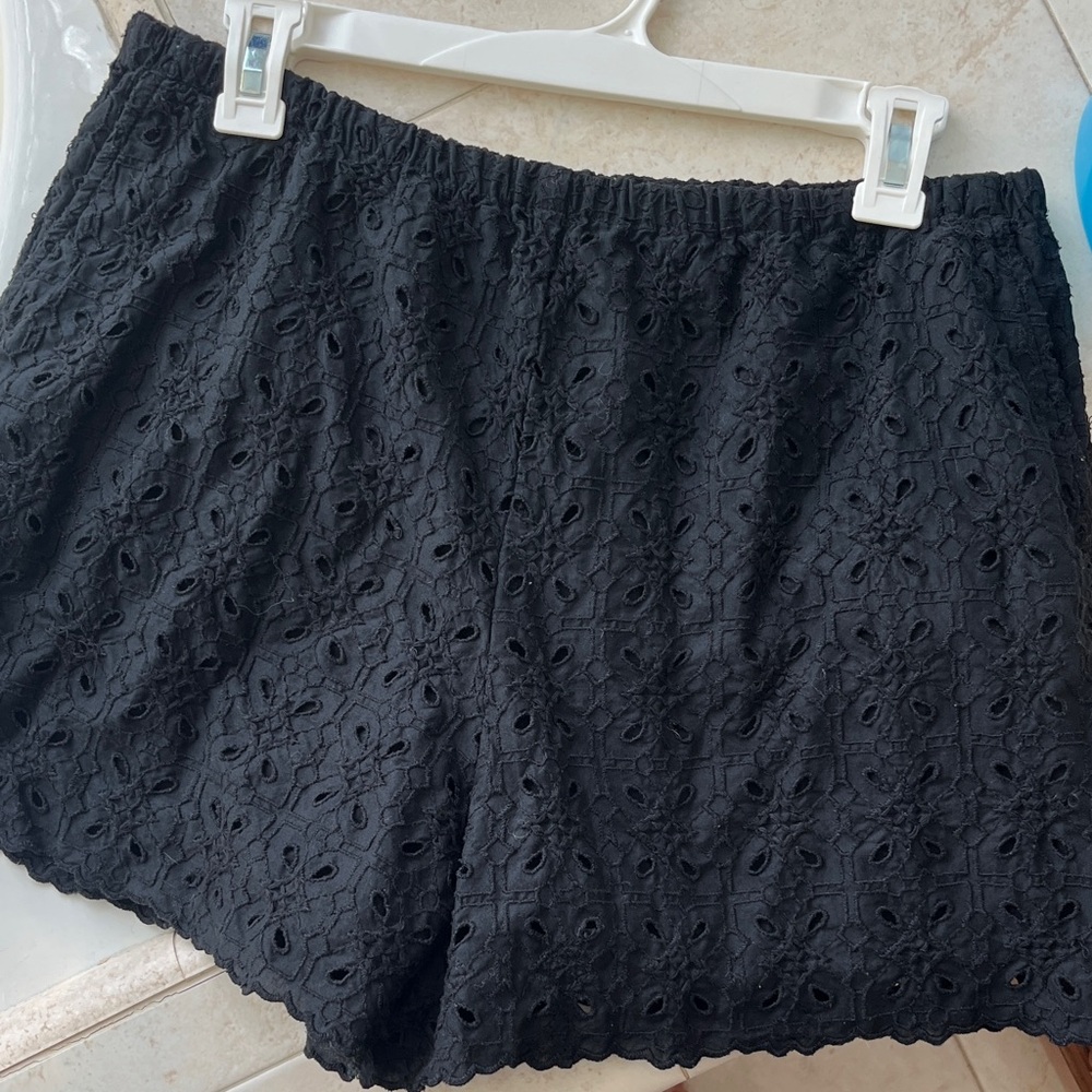 GAP  Black Lined Eyelet Shorts - Classic Summer Style with Pockets